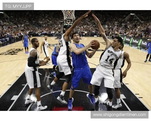 2002年NBA季后赛马刺与小牛的激烈对决回顾与分析